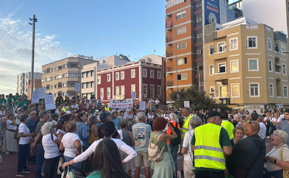 Vecinos, vecinas y empleados municipales en La Puntilla tras el recorrido de la manifestación / AH
