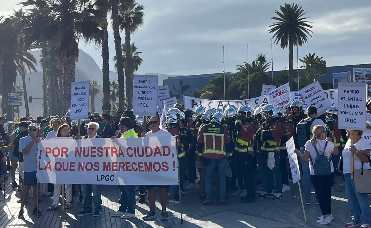 La manifestación ha salido desde el Auditorio Alfredo Kraus hasta La Puntilla / AH