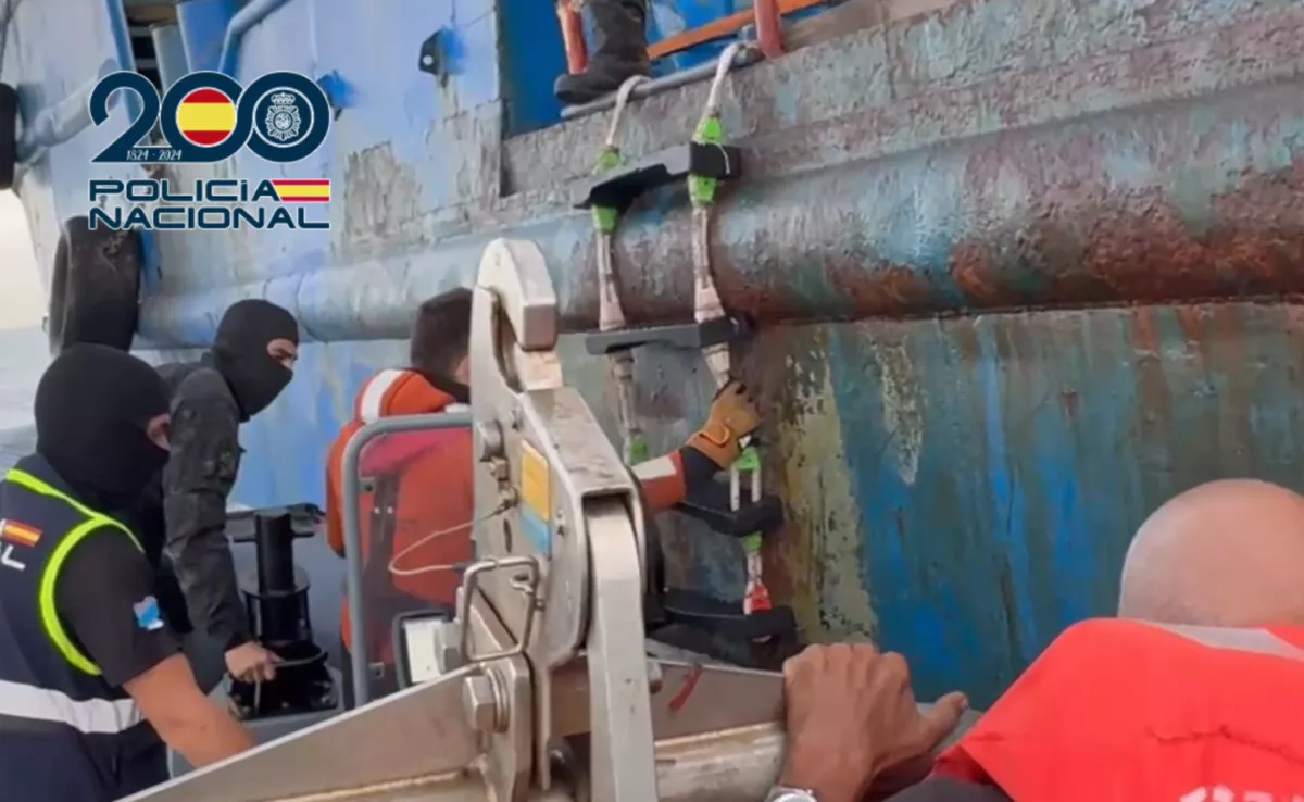 Los agentes abordaron a 600 millas de las Islas Canarias un mercante que transportaba en sus bodegas 6.500 kilos de cocaína / POLICÍA NACIONAL