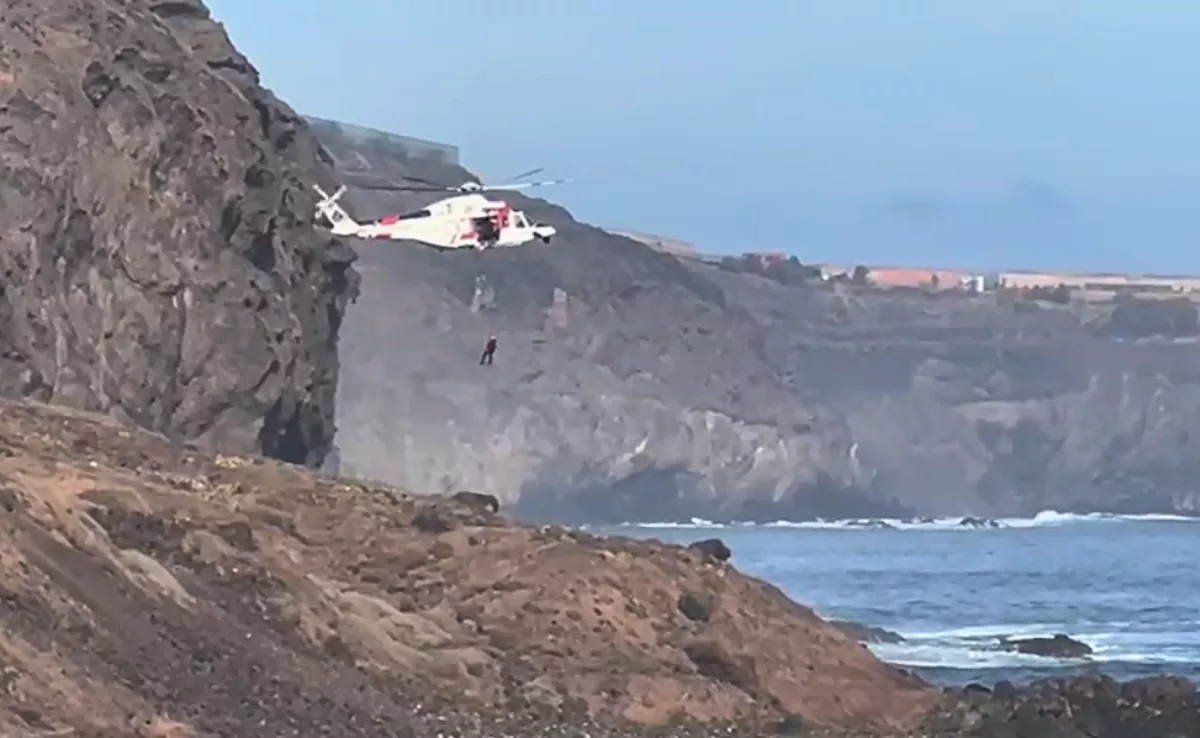 Uno de los helicópteros efectuando el rescate de los dos hombres y el menor / AH