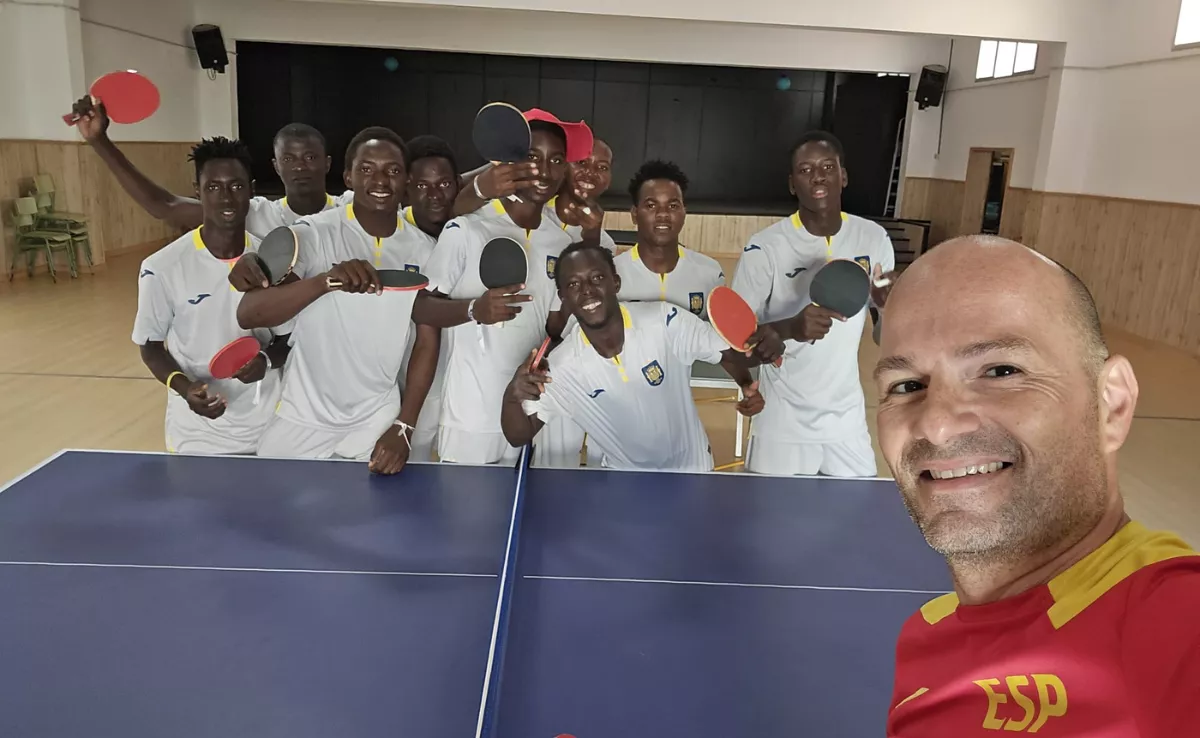 Jacomar Bolaños, con jóvenes migrantes jugando al ping pong en uno de sus proyectos / CEDIDA