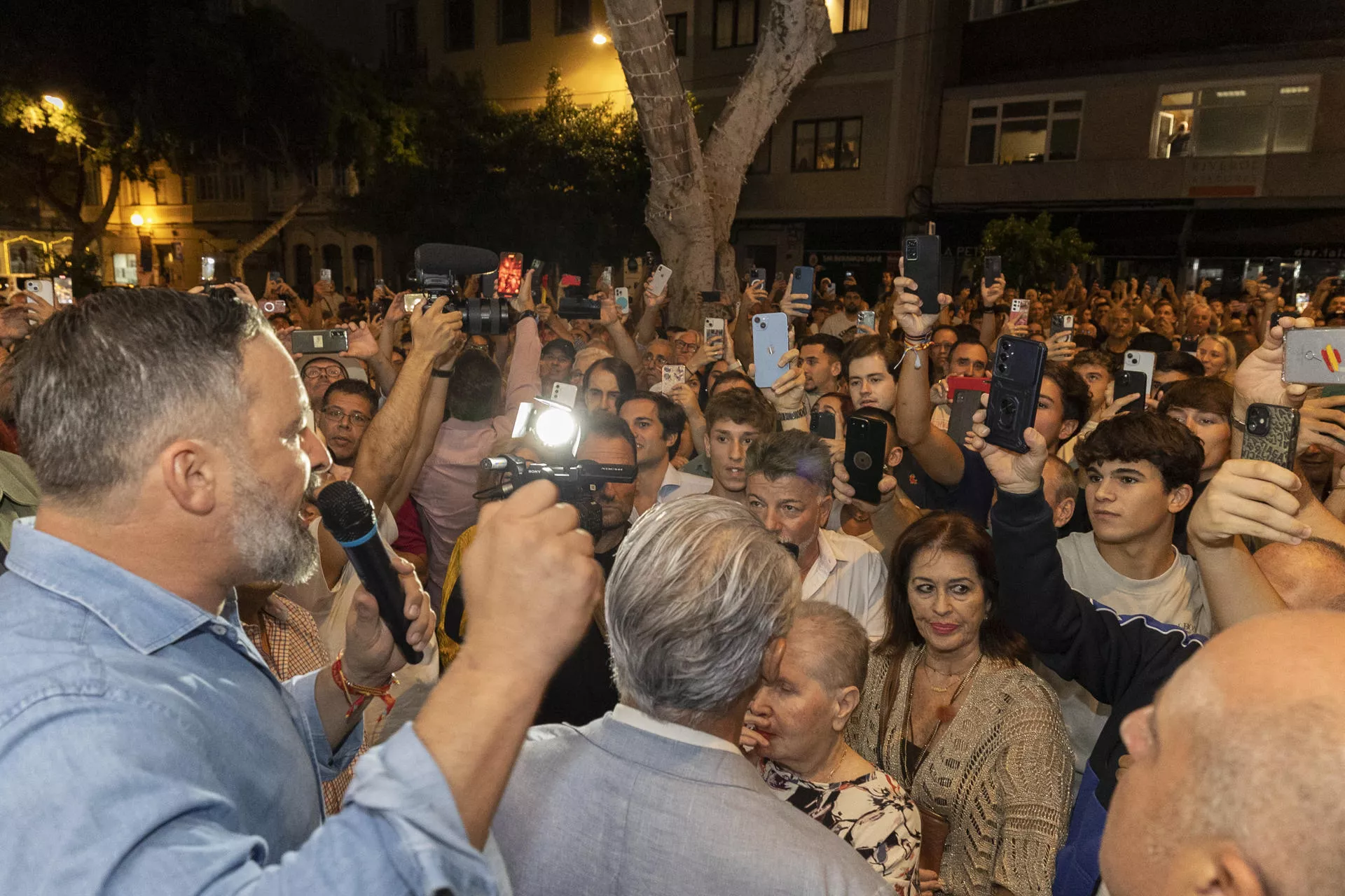 Abascal agita Canarias: acusa a Sánchez de “comprar votos con inmigrantes para seguir en el poder”. / QUIQUE CURBELO-EFE