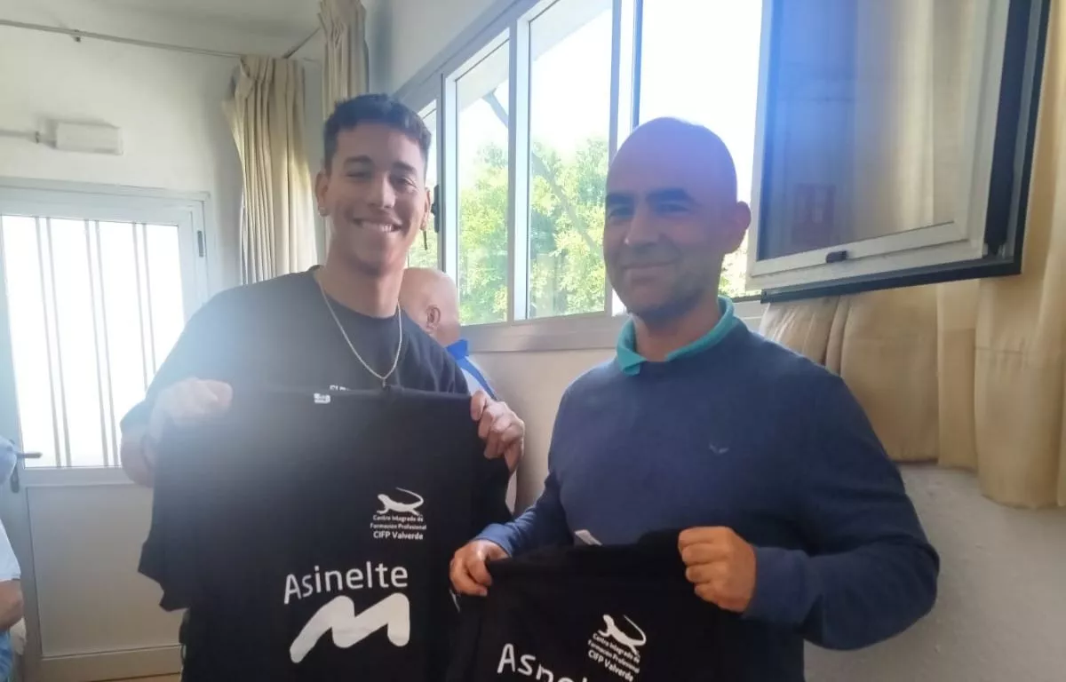 El alumno del CIFP de Valverde con su tutor docente. CEDIDA