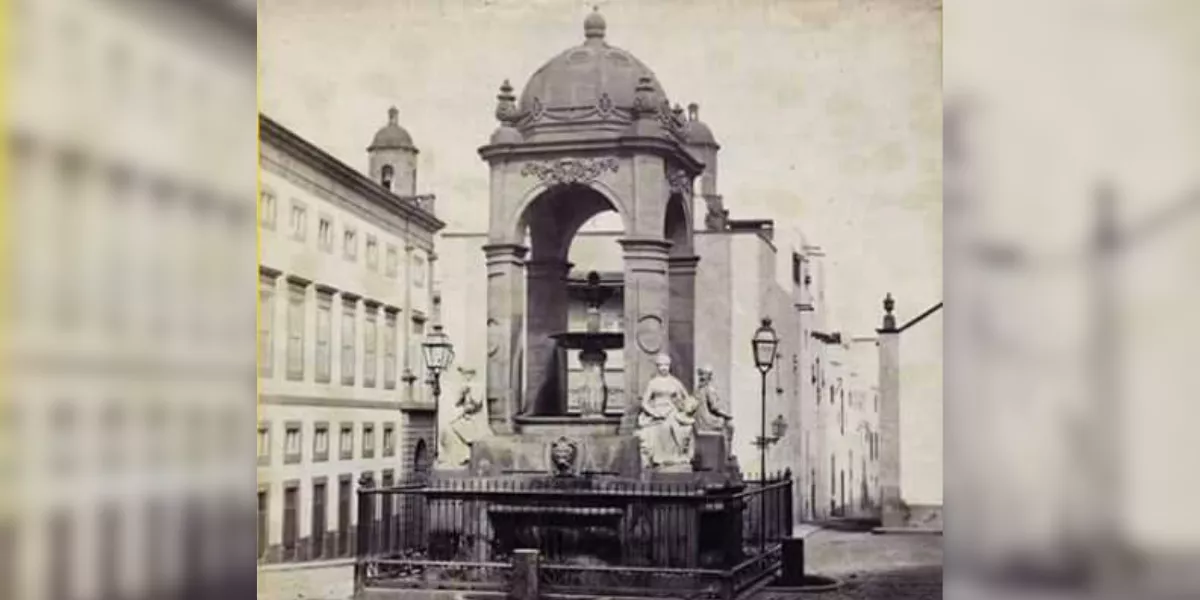 Imagen de la Fuente del Espíritu Santo en Vegueta con las cuatro musas de yeso / FEDAC