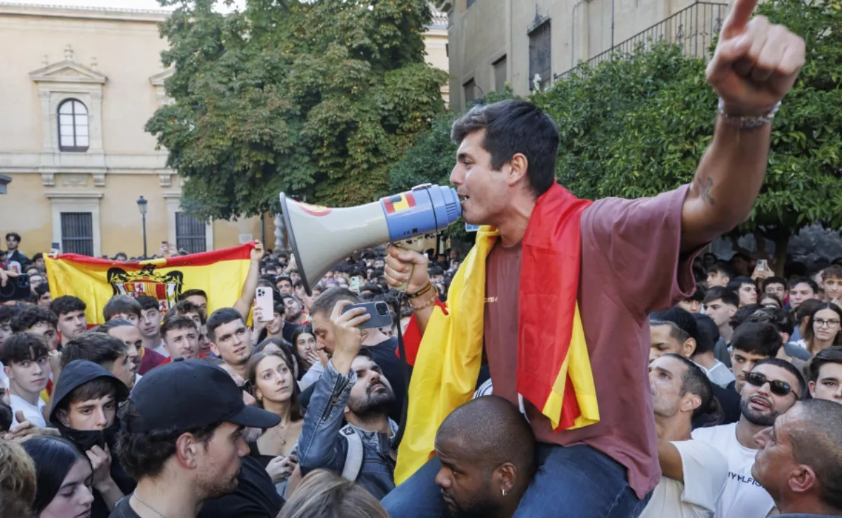 Vito Quiles jaleado en la Universidad de Granada por un grupo de simpatizantes con banderas franquistas./ EP