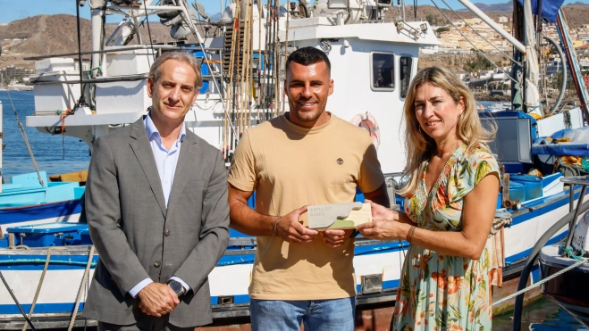 Oliver Miranda recibe la distinción de Impulso Agro de manos de directivos de CaixaBank en Canarias Oliver Miranda recibe la distinción de Impulso Agro de manos de directivos de CaixaBank en Canarias