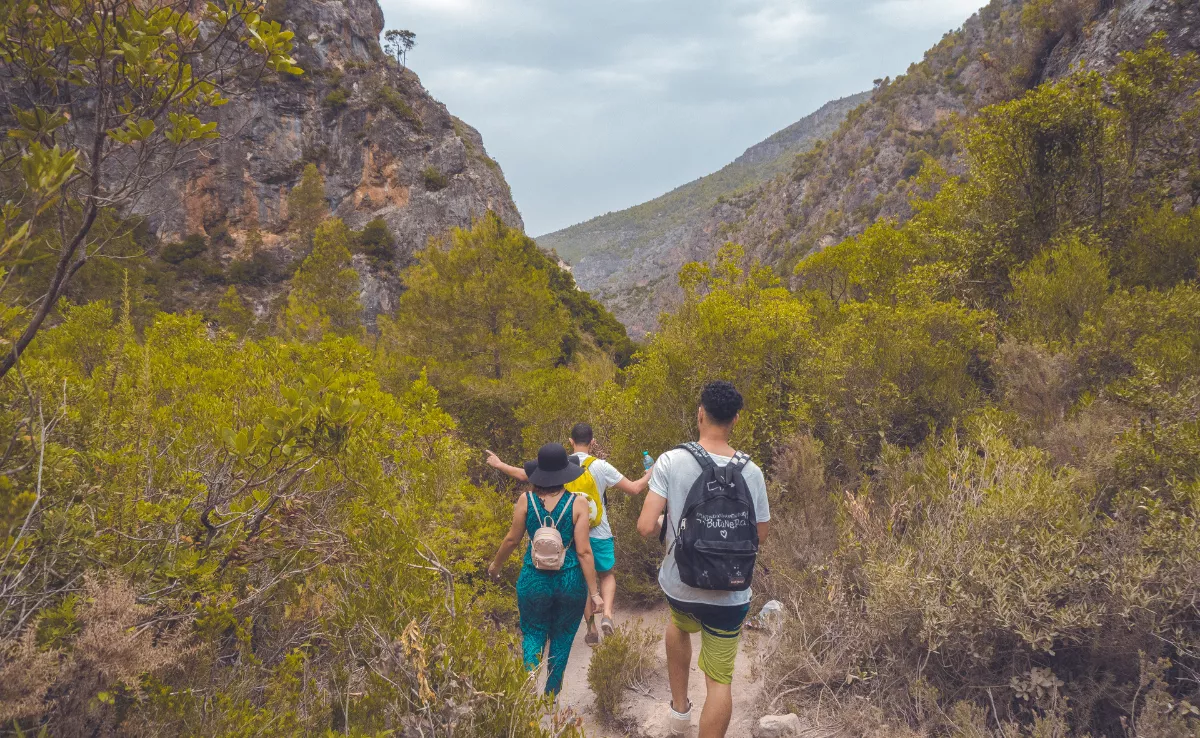 Un grupo de personas realizando actividades de turismo activo / CANVA