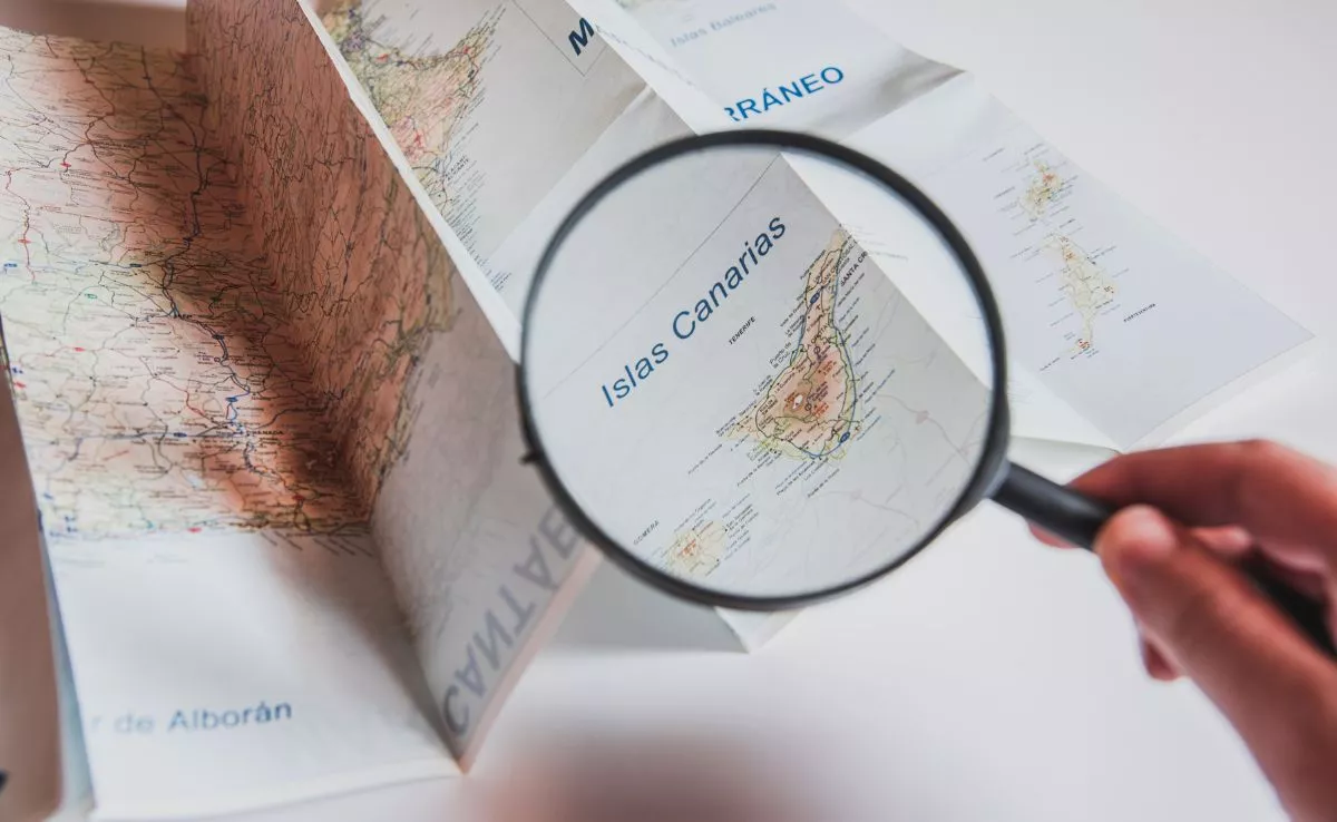 Una persona mira un mapa de Canarias. / IMAGEN DE LA RED