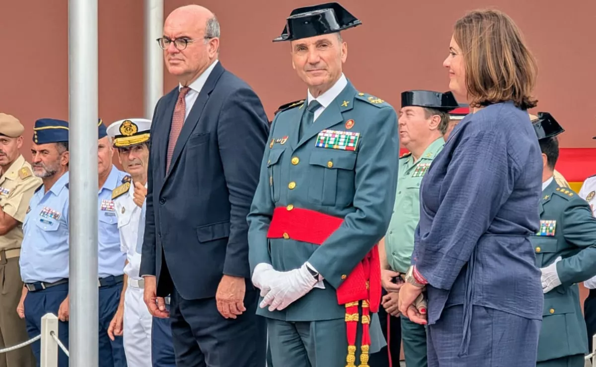 El delgado del Gobierno, Anselmo Pestana, el teniente general Manuel Navarrete, y la presidenta de la Autoridad Portuaria de Las Palmas, Beatriz Calzada. / AH