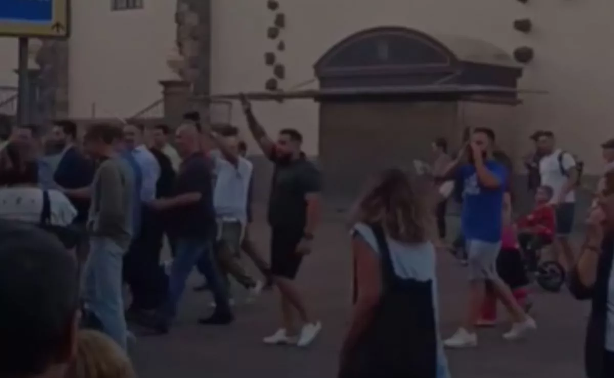 Paso de Abascal por La Concepción, recibiendo abucheos de vecinos y clientes. /Redes