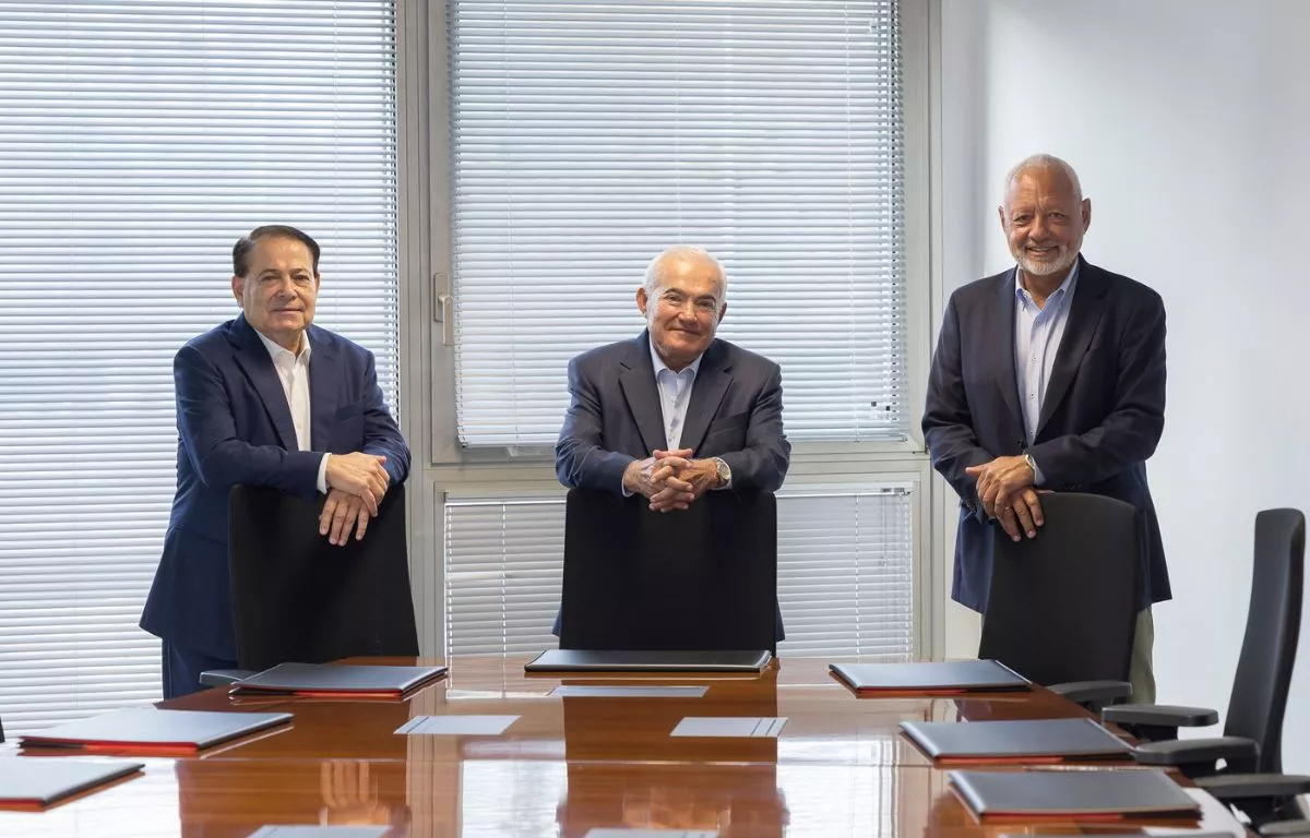 José Abraham y Andrés Domínguez, fundadores de HiperDino y Javier Puga, consejero delegado. AH