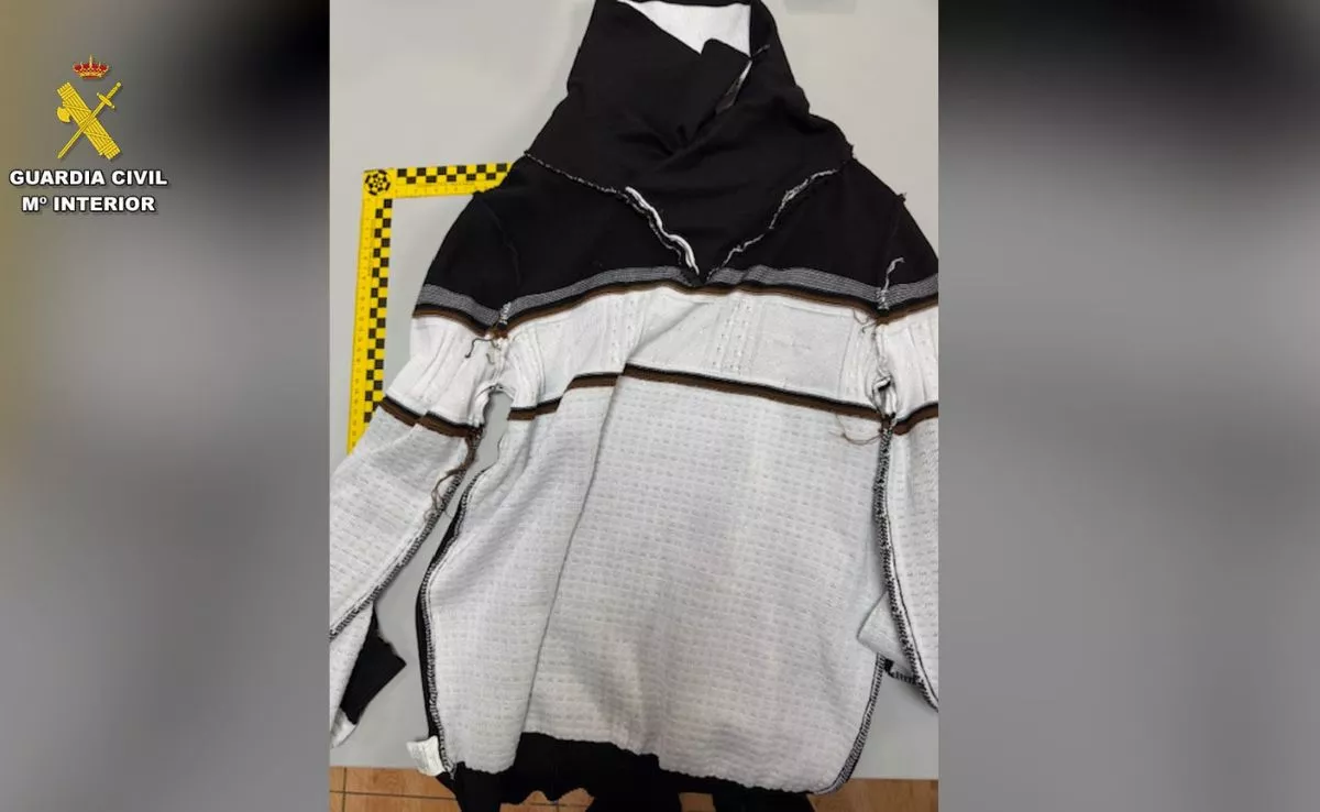 Prenda de ropa en la que escondían droga para pasarlo a los internos de Tenerife II. /Cedida