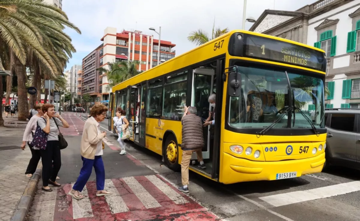 Personas subiéndose a la guagua en Canarias. /ARCHIVO
