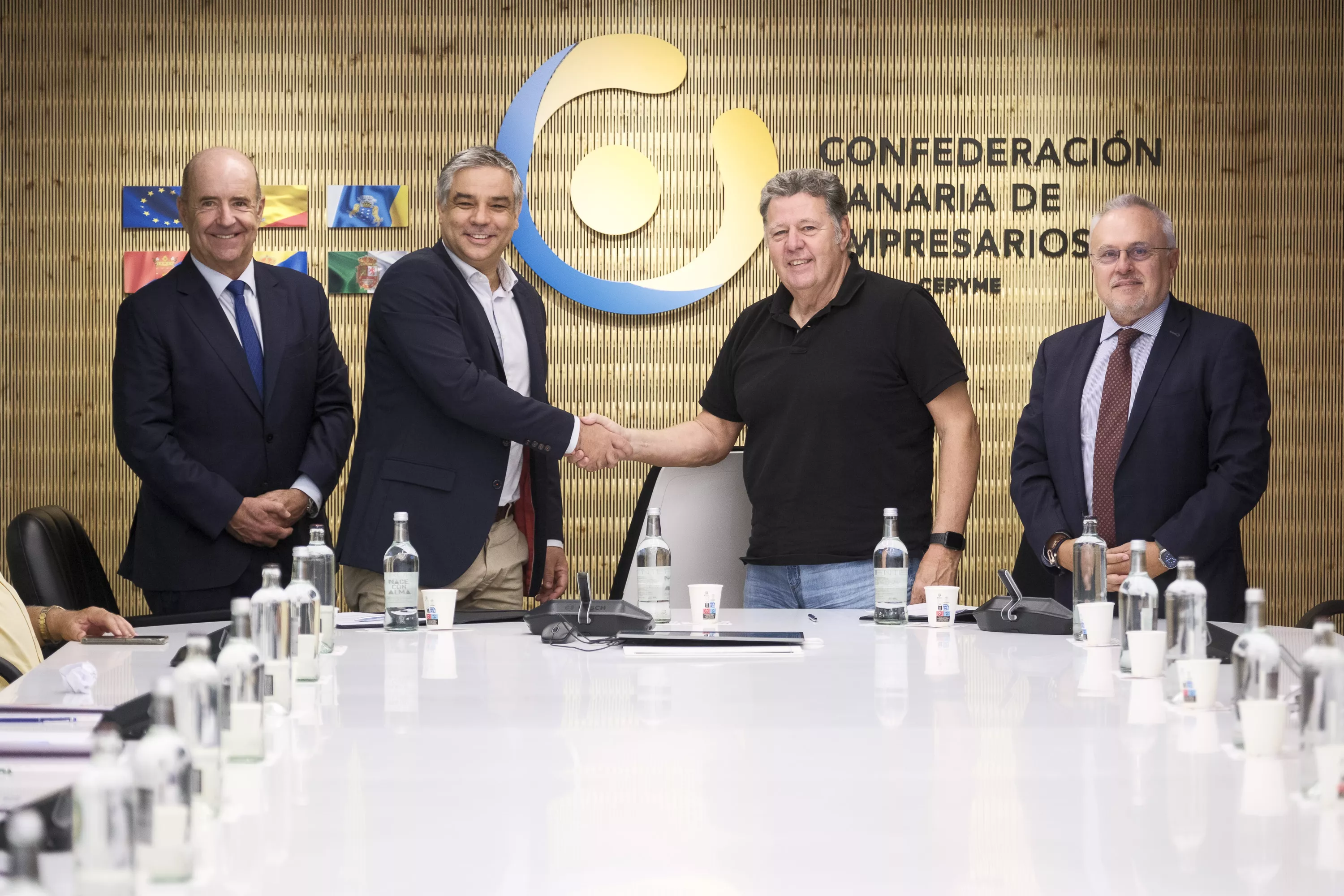 Francisco González (AINCO) y Octavio Mederos (INCO-LAB) formalizan el acuerdo de colaboración en la sede de la Confederación Canaria de Empresarios, junto a Pedro Ortega y José Cristóbal García.