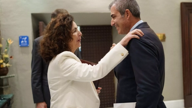 La consejera de Hacienda y Relaciones con la Unión Europea del Gobierno de Canarias, Matilde Asián (i), y el vicepresidente y consejero de Economía, Industria, Comercio y Autónomos, Manuel Domínguez (d)./ EFE