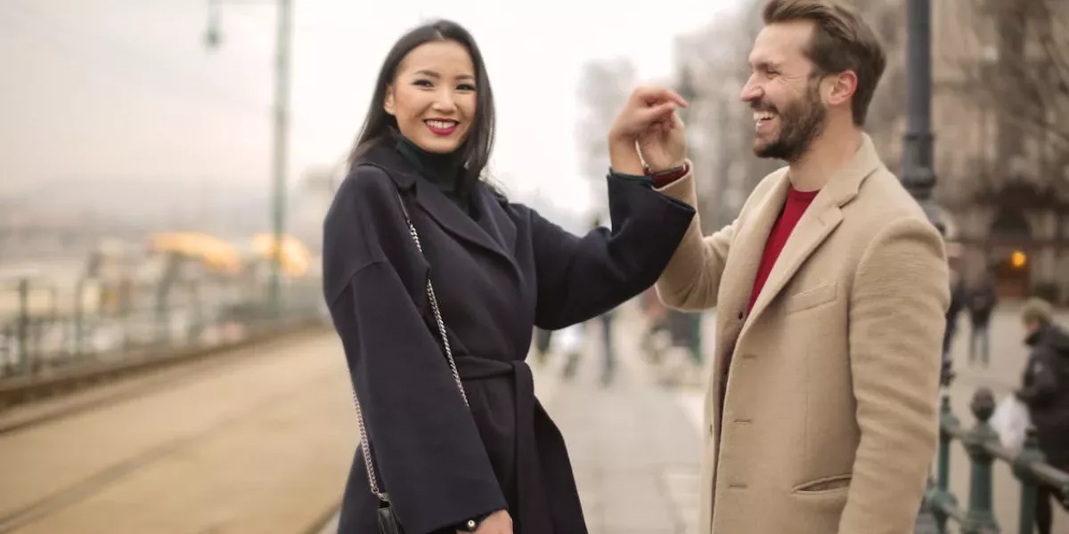 Imagen de una mujer y un hombre con abrigos de invierno / PEXELS