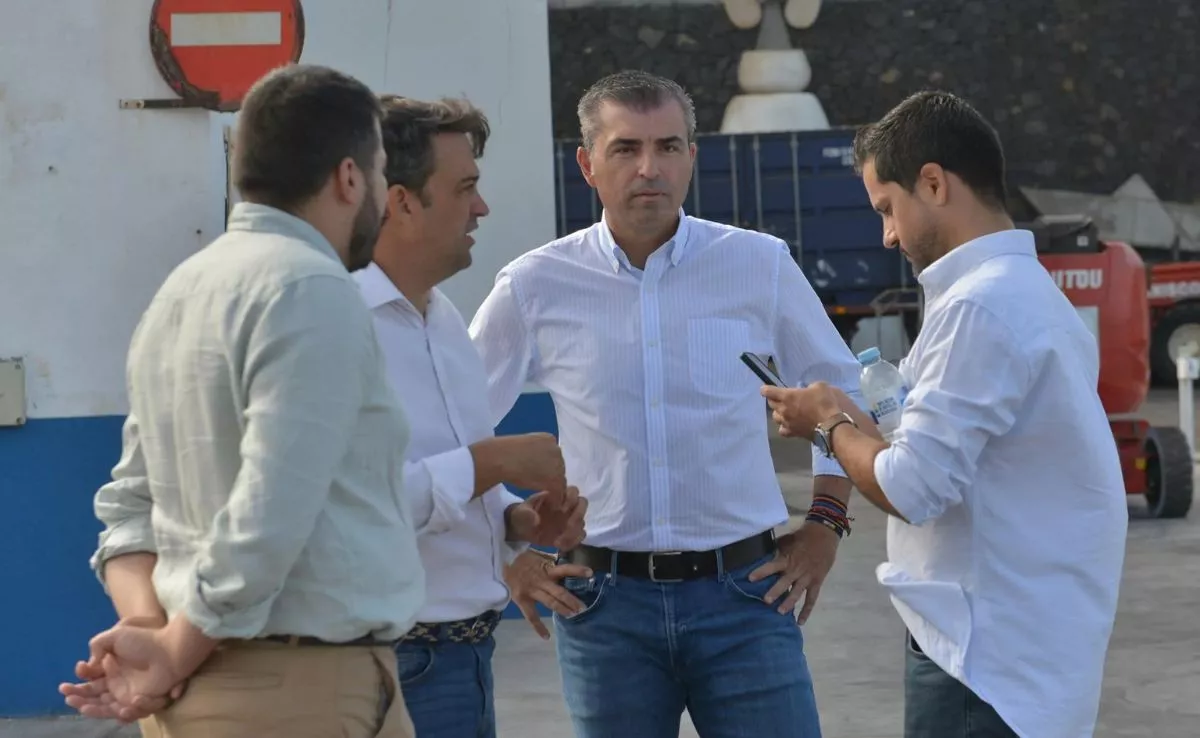 Foto de archivo del presidente del PP de Canarias, Manuel Domínguez, en El Hierro, acompañado por el líder de su partido en la isla, Juan Manuel García Casañas, y otros miembros de su equipo. /EFE