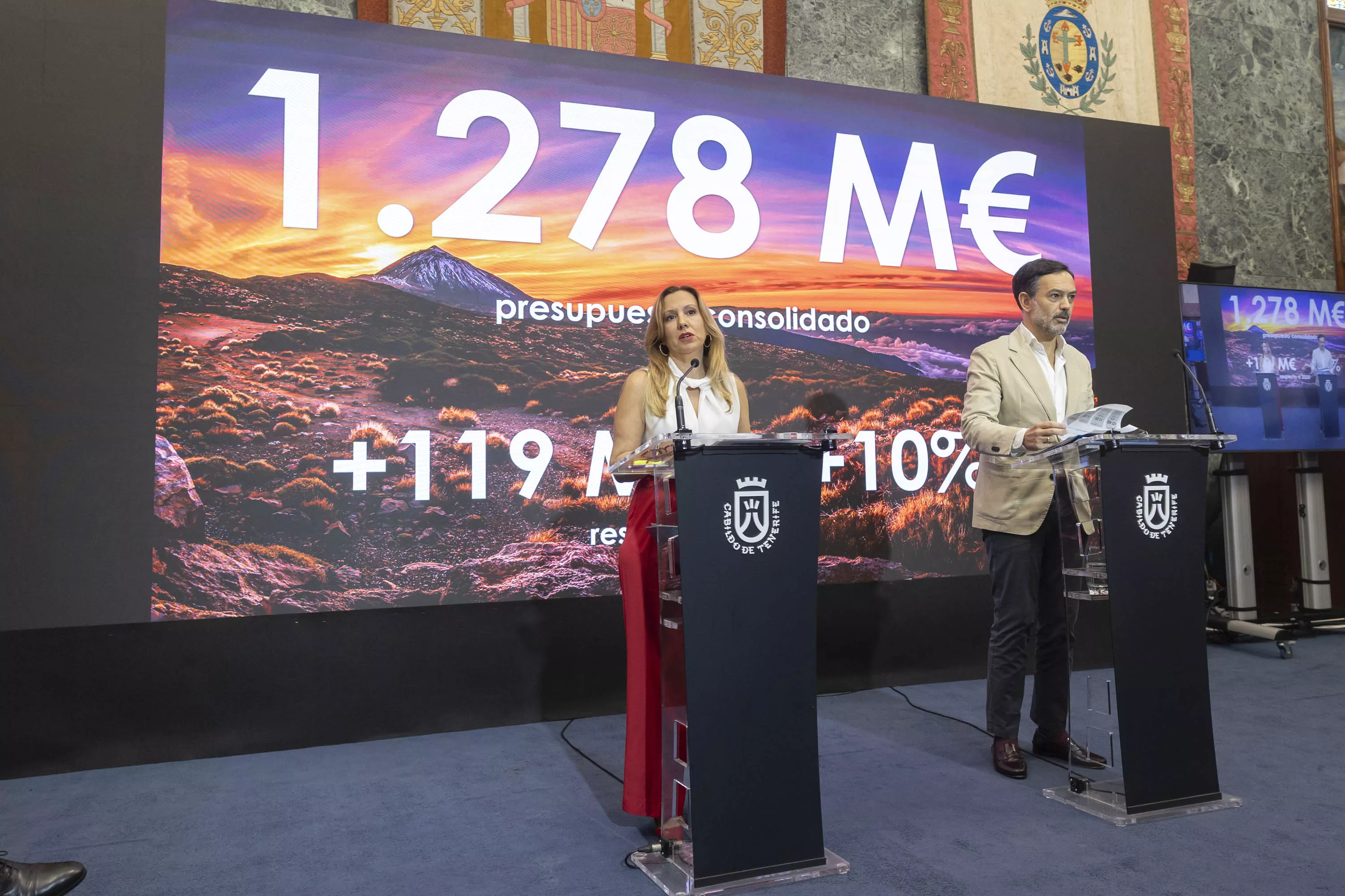 La presidenta del Cabildo de Tenerife, Rosa Dávila, y el vicepresidente, Lope Afonso, en la presentación de los presupuestos de 2026. / MIGUEL BARRETO-EFE