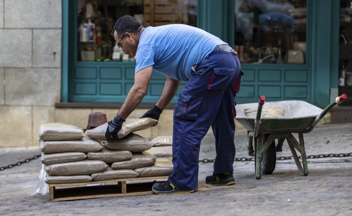 En la imagen, un trabajador / EFE En la imagen, un trabajador / EFE