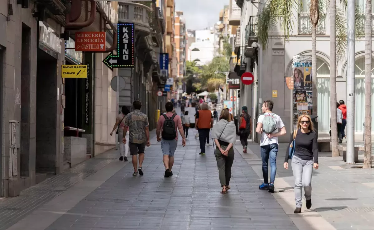 Personas paseando por Santa Cruz de Tenerife / EFE