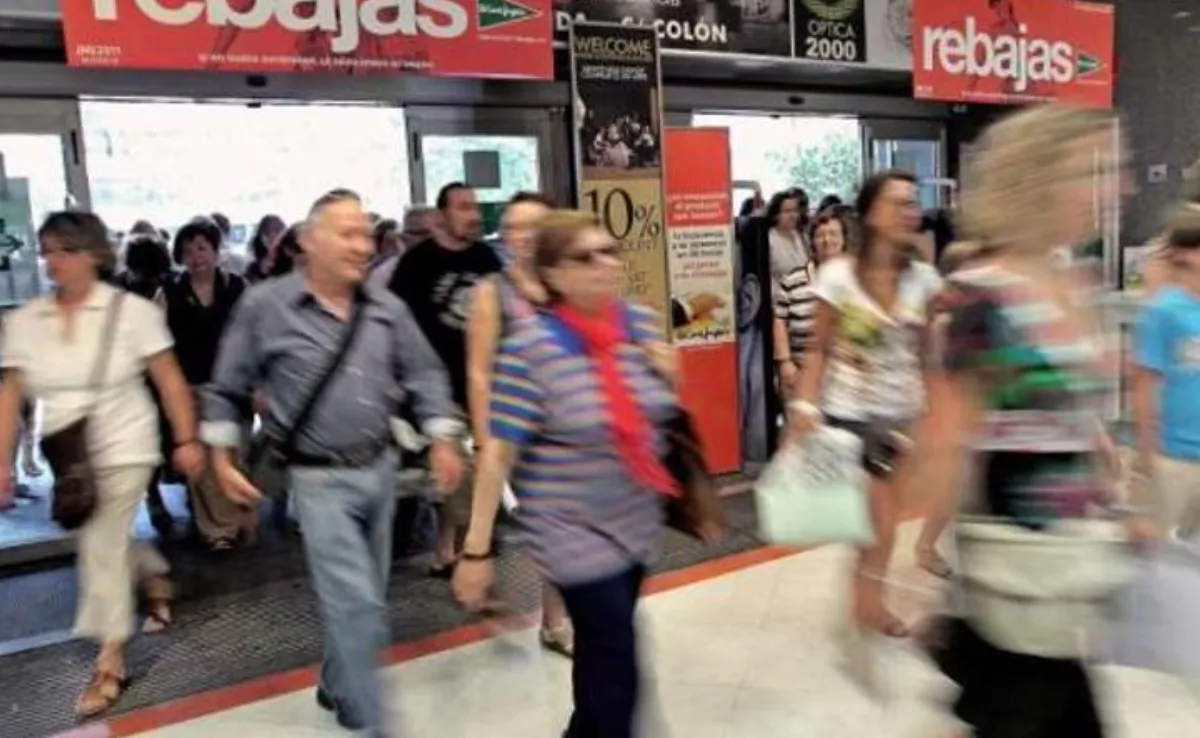 Gente comprando en un centro comercial / EFE