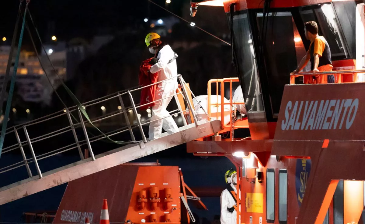 Un marinero de Salvamento saca a un niño de una embarcación que llega a las costas canarias. /EFE / Quique Curbelo