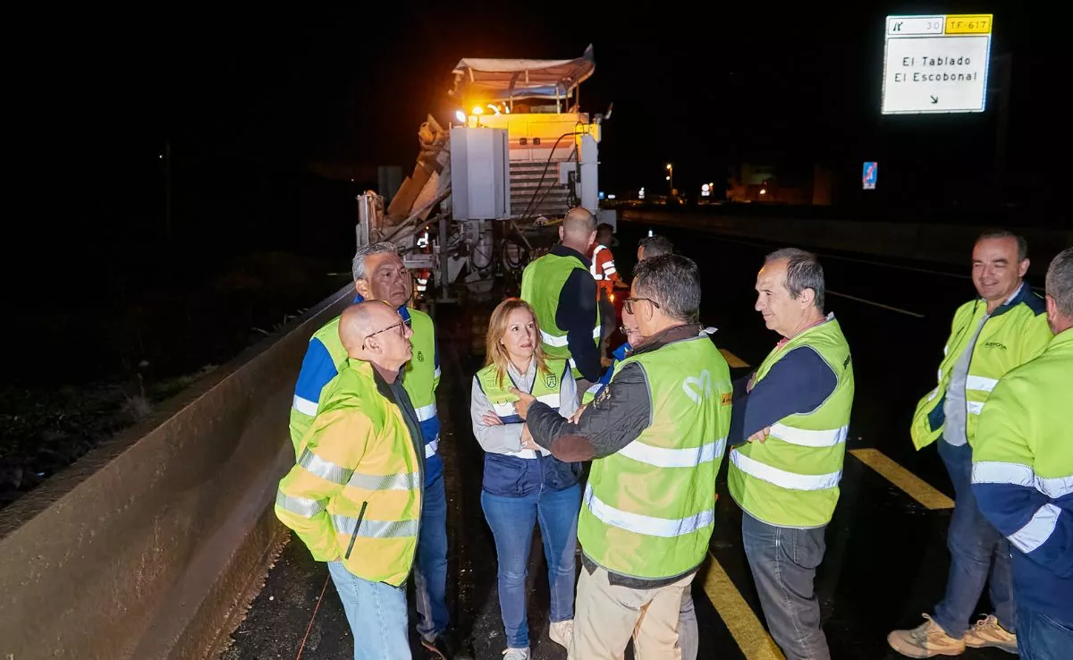 La presidenta del Cabildo de Tenerife en la visita de la finalización de las obras de asfaltado en la TF-1. /Cedida