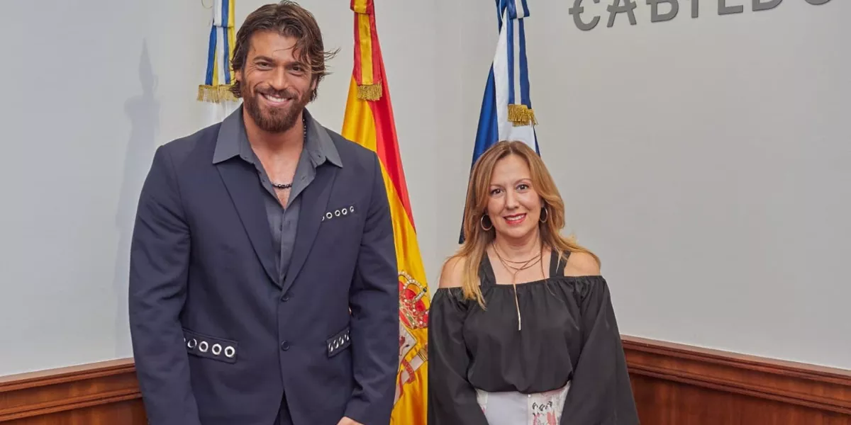 Imagen del actor turco Can Yaman junto a Rosa Dávila / CABILDO DE TENERIFE