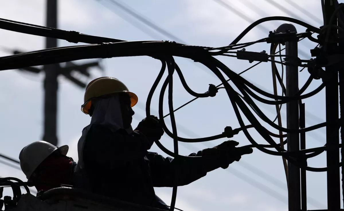 Trabajadores reparan cables en una instalación eléctrica al aire libre / EFE