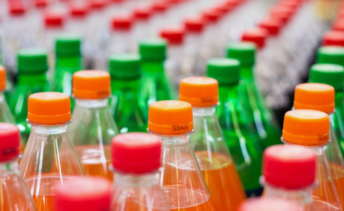 Bebidas azucaradas en una línea de producción. / IMAGEN DE LA RED