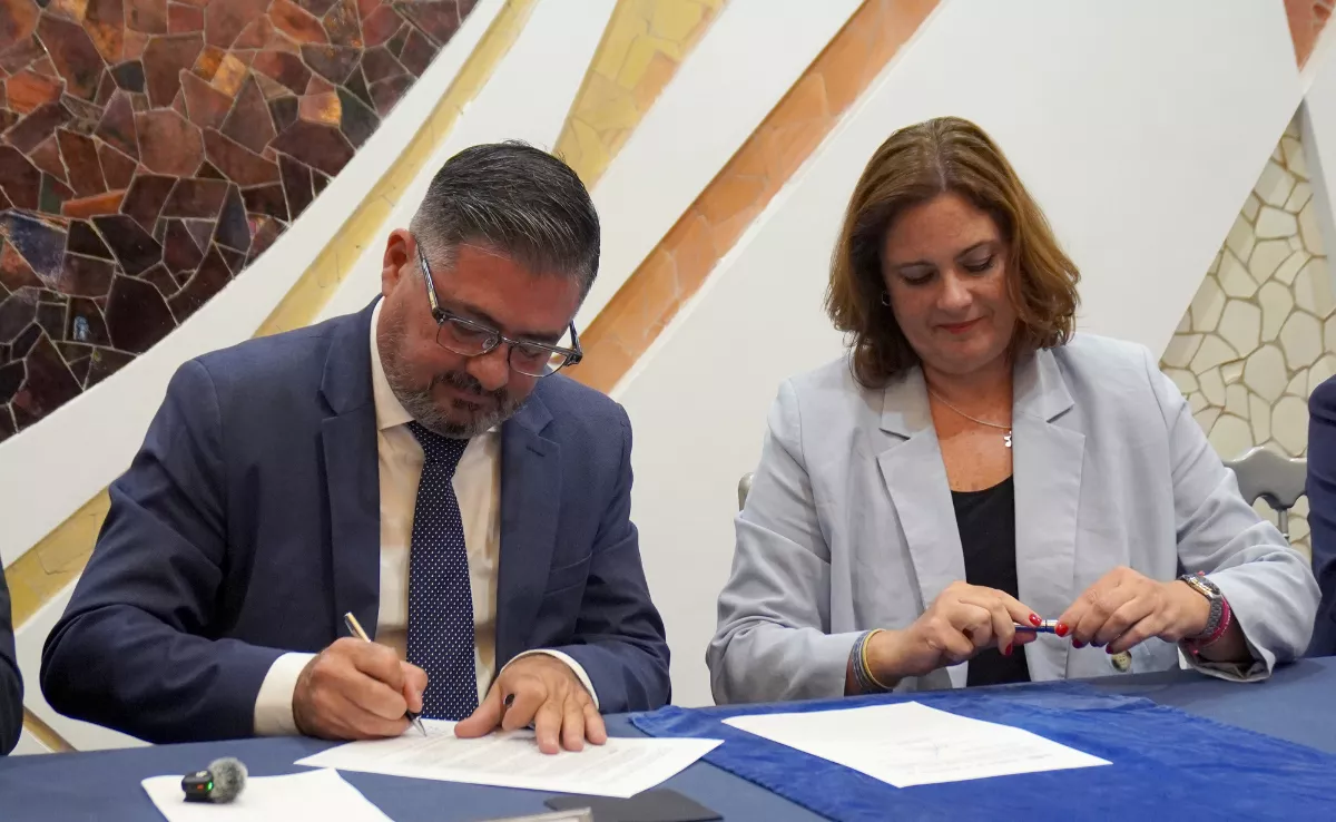 El presidente del Real Club Náutico de Gran Canaria, Pity Sánchez, y la presidenta de la Autoridad Portuaria de Las Palmas, Beatriz Calzada, firman el contrato de la parcela vendida. / AH