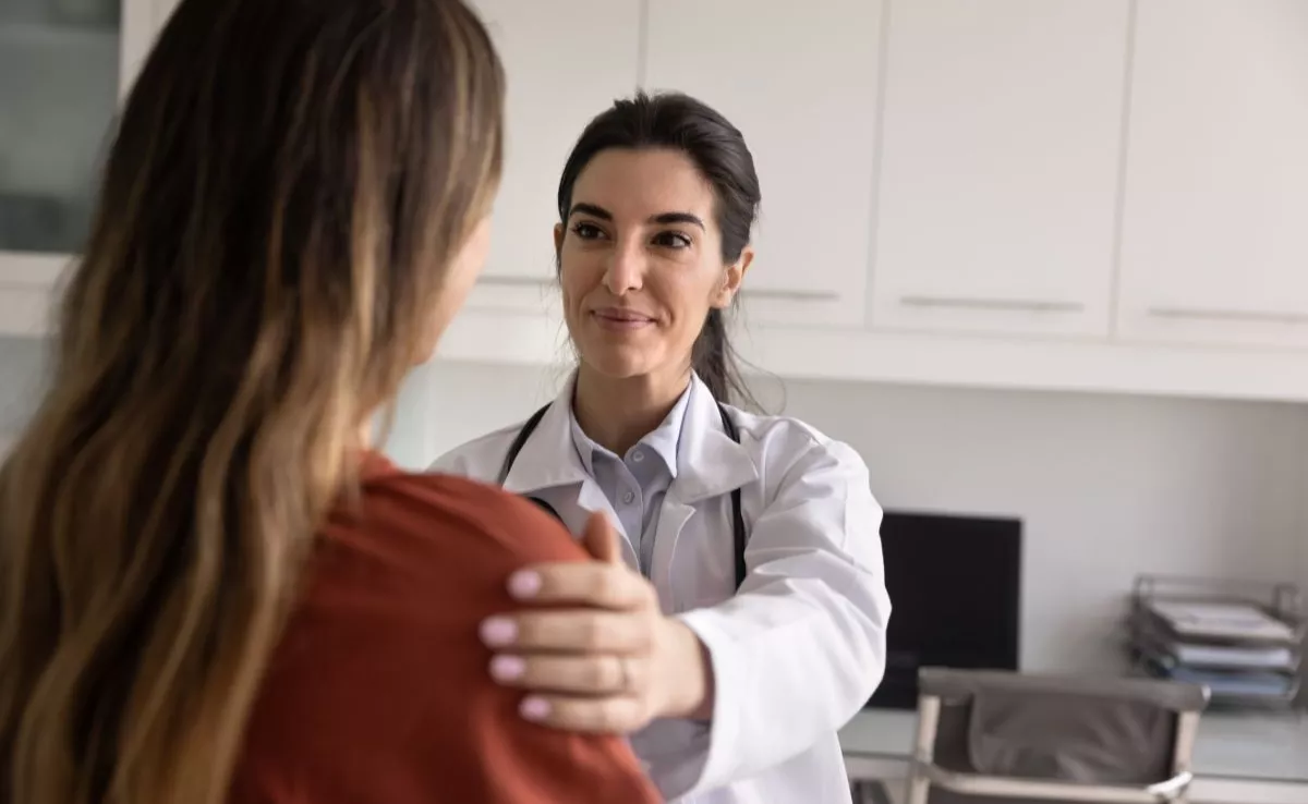 Doctora con paciente / SERVIMEDIA