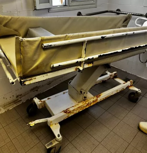 Camilla en un centro del IASS en mal estado de conservación./ CEDIDA Camilla en un centro del IASS en mal estado de conservación./ CEDIDA