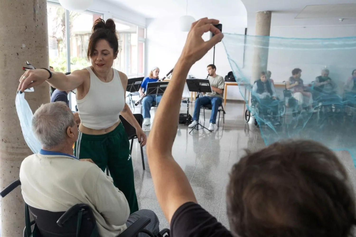 Actividad dirigida por sociosanitarios en un centro del IASS, en Tenerife./ IASS