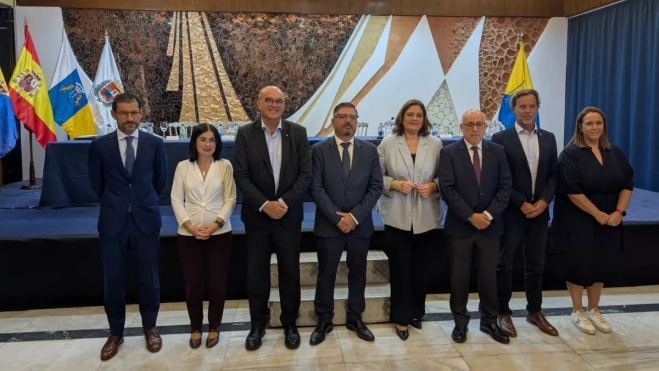 Pity Sánchez y Beatriz Calzada, en centro de la imagen, flanqueados por el resto de autoridades que acudieron a la firma del contrato de compraventa en el Club Náutico de Gran Canaria. / AH