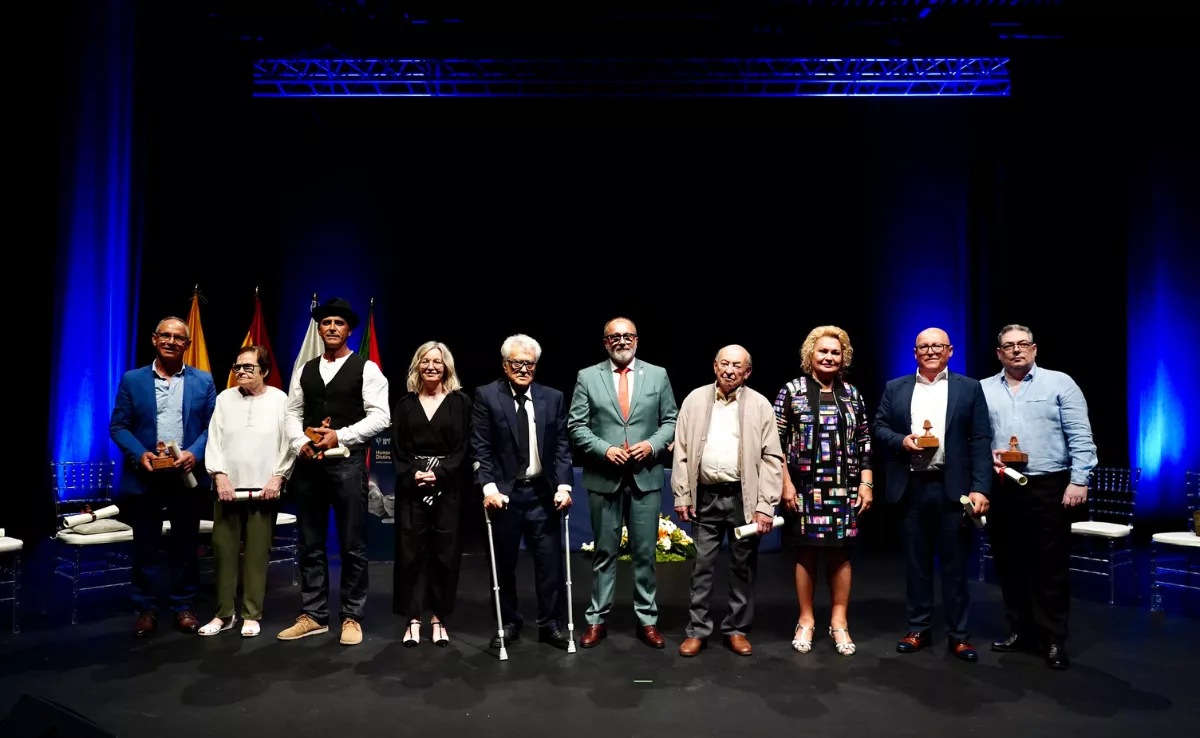 Imagen de todos lo galardonados de la noche / AYUNTAMIENTO DE SANTA LUCÍA