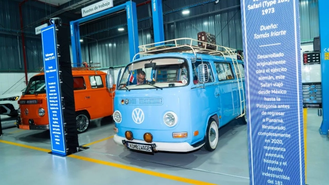 Vehículos clásicos de Volkswagen expuestos en las nuevas instalaciones de Domingo Alonso Panamá, durante la inauguración del concesionario en Ciudad de Panamá.