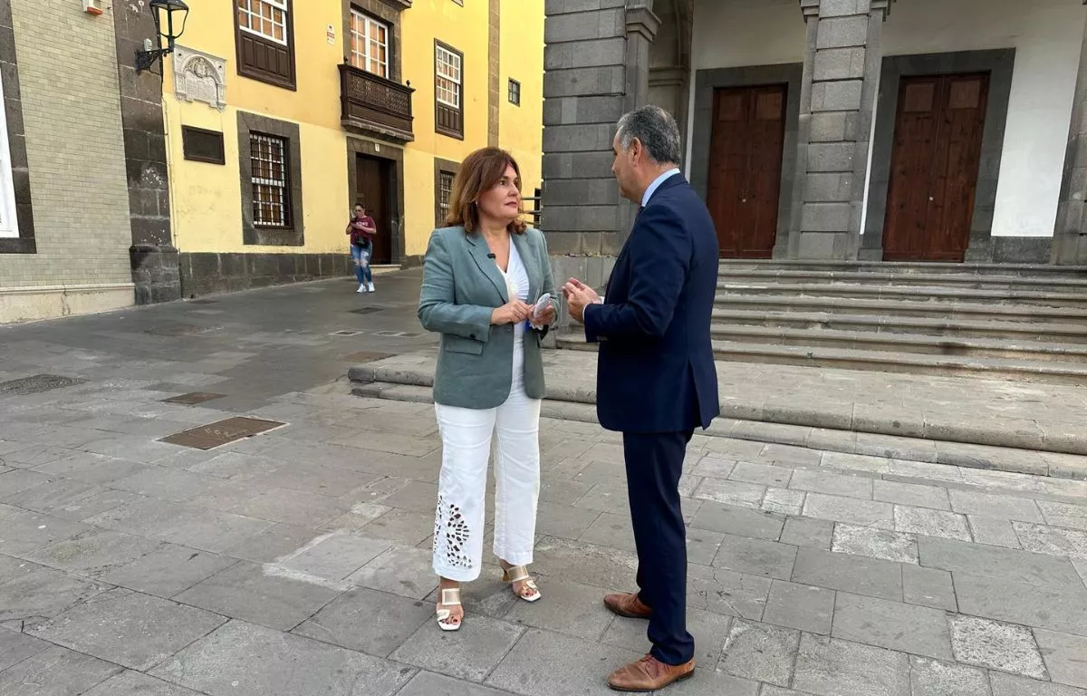 La portavoz del PP en el Ayuntamiento de Las Palmas de Gran Canaria, Jimena Delgado, junto al concejal popular Ignacio Guerra