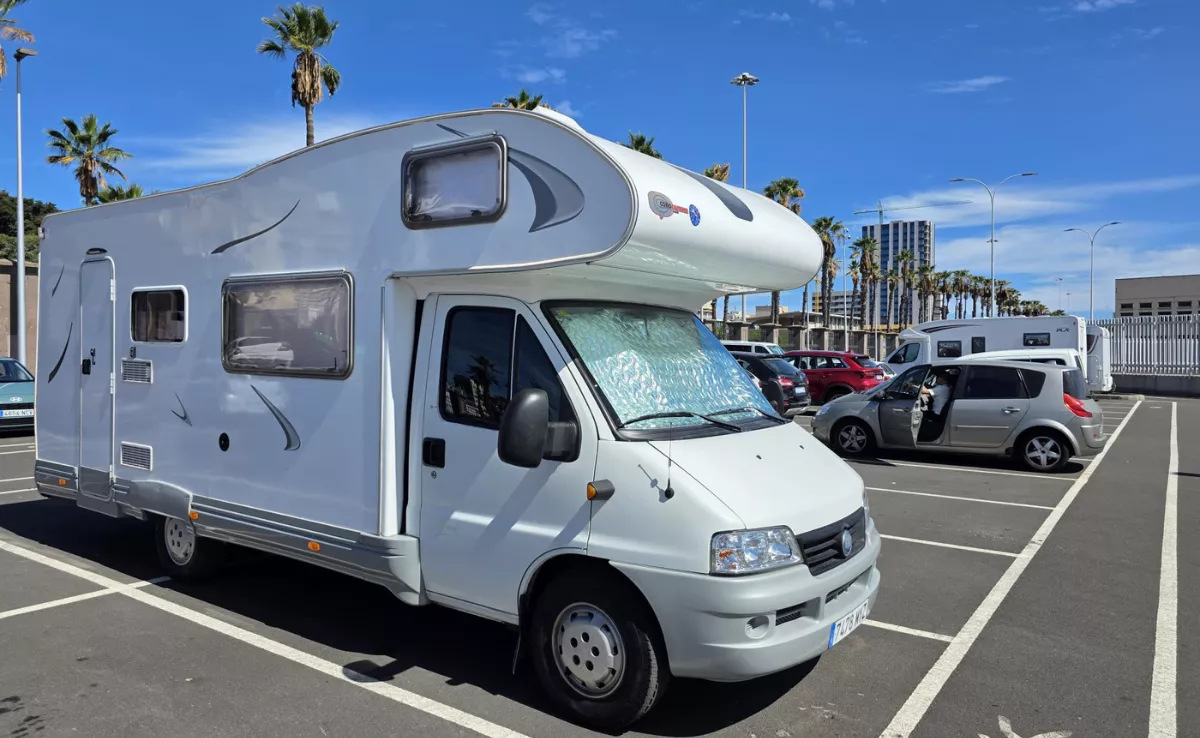 El aparcamiento de uso gratuito del Puerto de Las Palmas, con una autocaravana en primer término y otras dos al fondo. La Autoridad Portuaria ha colocado carteles y ha comenzado a multar para evitar pernoctaciones. / AH 