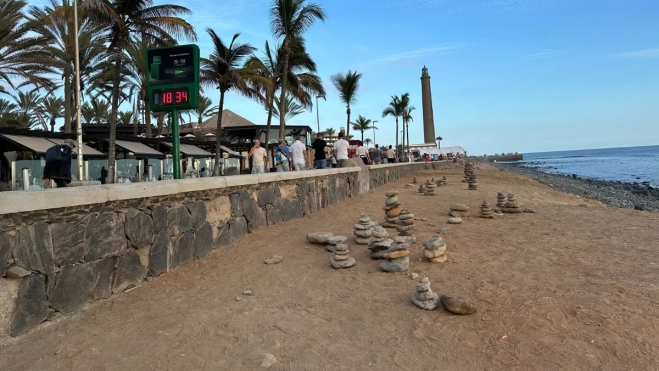 Imagen de piedras amontonadas en el paseo del Faro de Maspalomas / ATLÁNTICO HOY - MARCOS MORENO Imagen de piedras amontonadas en el paseo del Faro de Maspalomas / ATLÁNTICO HOY - MARCOS MORENO