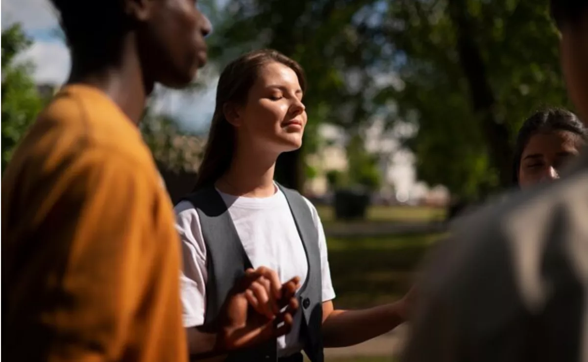 Los jóvenes canarios abrazan la fe religiosa entre retiros, las redes  sociales y Rosalía