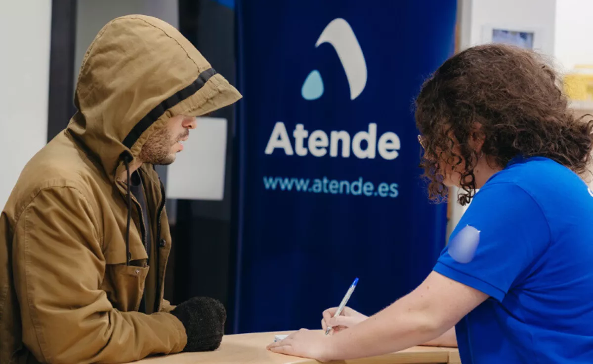 Una trabajadora de Atende, empresa que en Santa Cruz de Tenerife tiene la concesión del servicio de ayuda a domicilio./ ATENDE