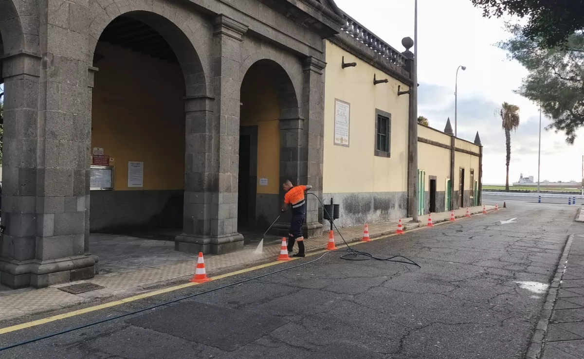 Imagen de una persona del dispositivo de limpieza / AYUNTAMIENTO DE LAS PALMAS DE GRAN CANARIA