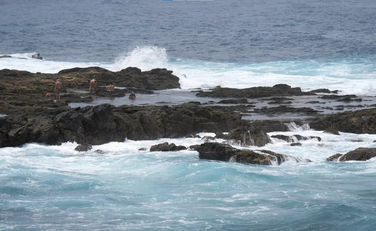 Imagen de un grupo de personas bañándose en unos charcos / CANARIAS 1500 KM DE COSTA