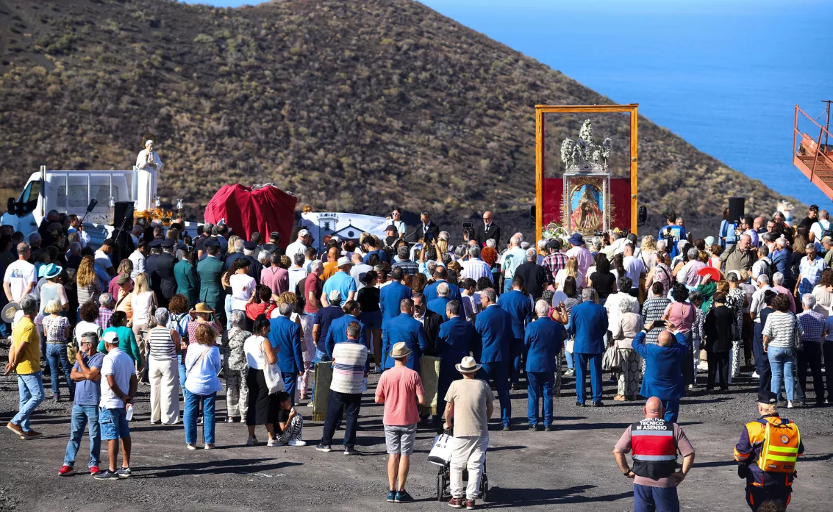 Vecinos de La Palma llevan en procesión a su patrona, la Virgen de las Nieves / EFE - LUIS G MORERA
