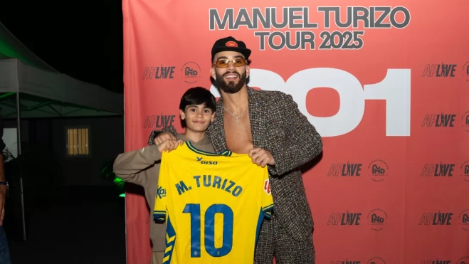 Manuel Turizo junto a un fan con una camiseta de la UD Las Palmas en el concierto de Gran Canaria / CEDIDA Manuel Turizo junto a un fan con una camiseta de la UD Las Palmas en el concierto de Gran Canaria / CEDIDA