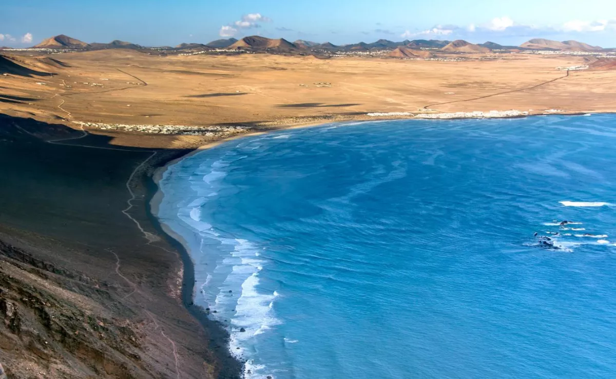 Playa de Famara en Lanzarote / HOLA ISLAS CANARIAS