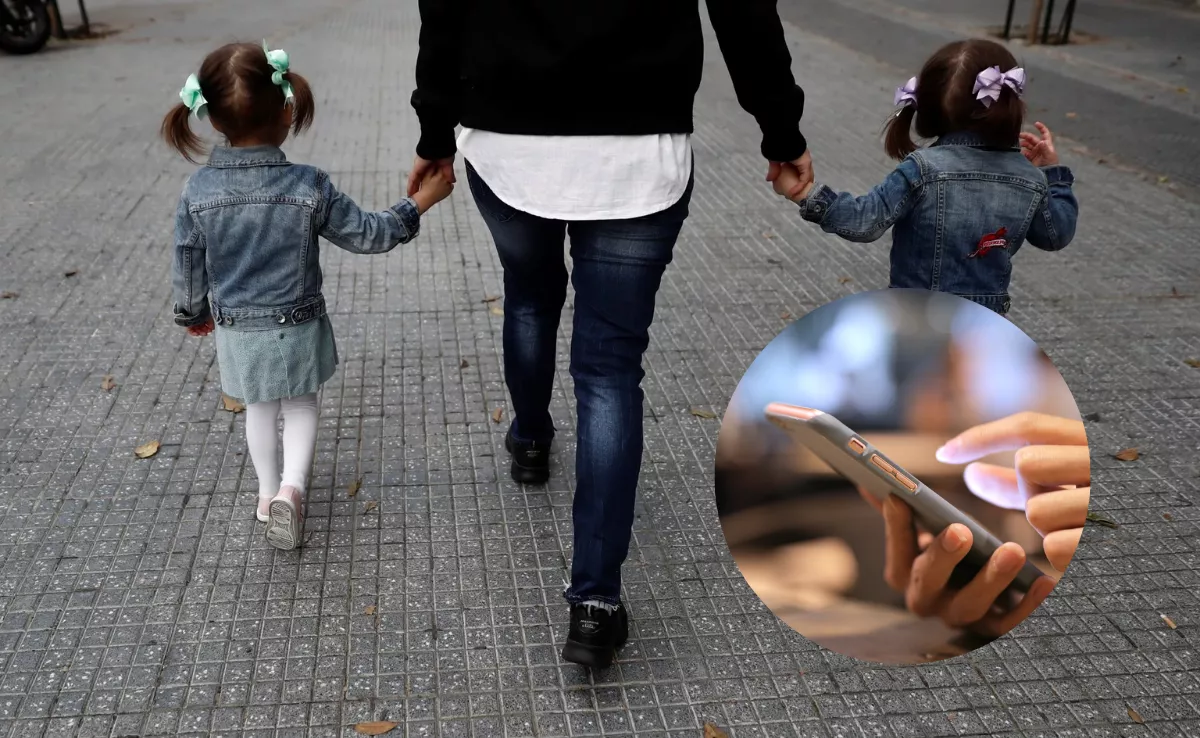 Imagen de una familia paseando por la calle / EFE