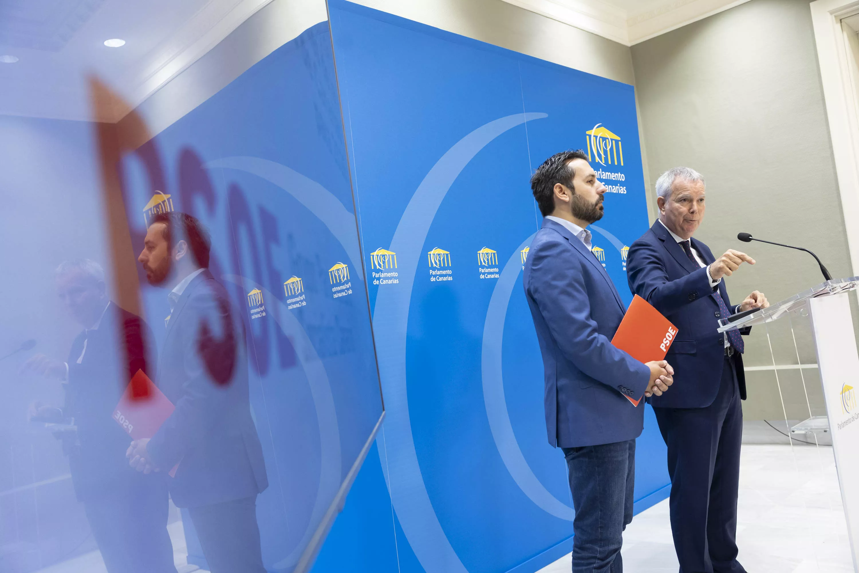 El portavoz del PSOE en el Parlamento de Canarias, Sebastián Franquis (d), y el diputado Manuel Hernández (i). / MIGUEL BARRETO-EFE