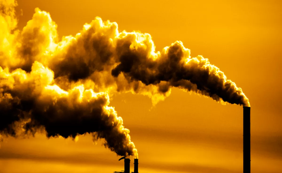 Chimeneas expulsando óxido de nitrógeno./ ARCHIVO